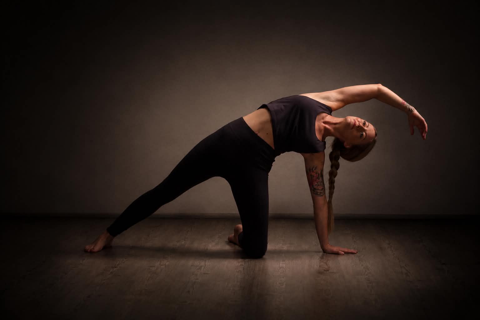 Mia i dynamisk yogastilling