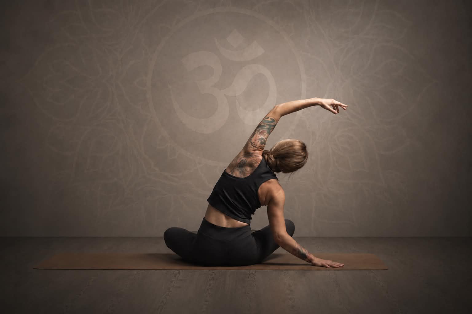 Mia i yogastilling foran veggmaleri