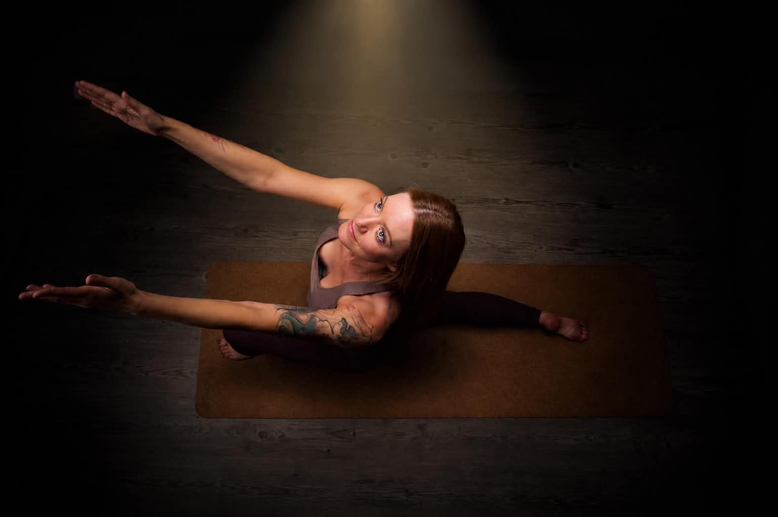 Mia i yogastilling ovenfra